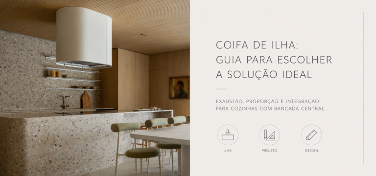Coifa de ilha instalada sobre bancada central em cozinha planejada