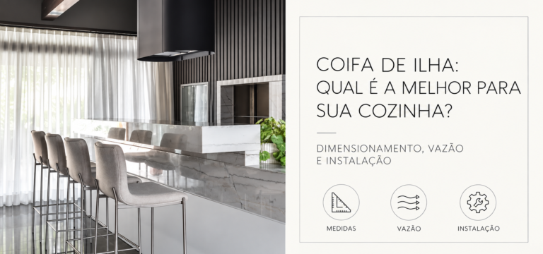 Coifa de ilha preta instalada em cozinha integrada à sala de jantar