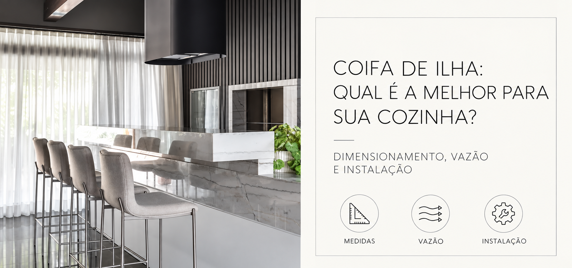 Coifa de ilha preta instalada em cozinha integrada à sala de jantar